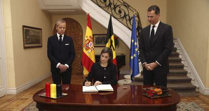 La reina Letizia, en presencia del Rey y el embajador de B&eacute;gica, Pierre Labouverie, firma en el libro de condolencias en la residencia del embajador. 