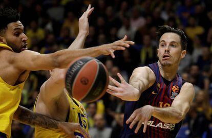 Heurtel pasa el bal&oacute;n, ante Bolden.