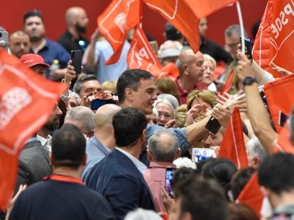 Pedro Sánchez saluda a militantes y simpatizantes socialistas a su llegada a un acto de precampaña en Murcia, este sábado.