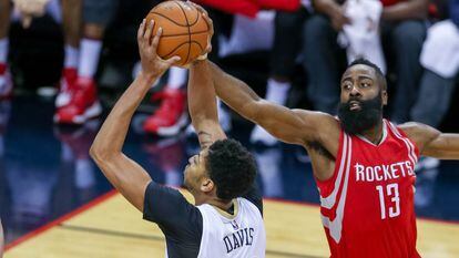 La estrella de los Rockets, James Harden, intenta taponar el lanzamiento de un rival.