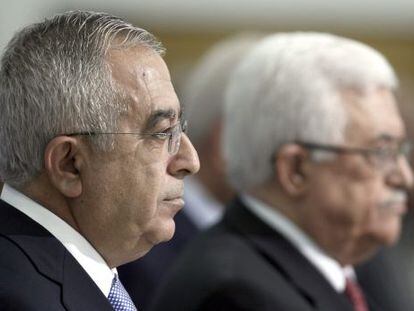 Salam Fayad, a la izquierda, y Mahmud Abbas, en una foto de archivo de 2012. 
