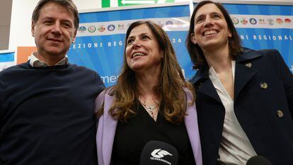 Los líderes del M5S, Giuseppe Conte, y del PD, Elly Schlein (derecha), celebraban la victoria de Alessandra Todde (centro) en las elecciones en Cerdeña, este martes en Cagliari.