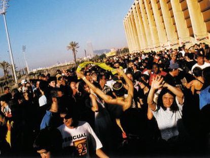 Miles de extranjeros viajan a Barcelona para disfrutar de las sesiones de d&iacute;a y de noche del festival. Representan el 55% de los asistentes. En la imagen, el p&uacute;blico baila durante el S&oacute;nar en 1999.