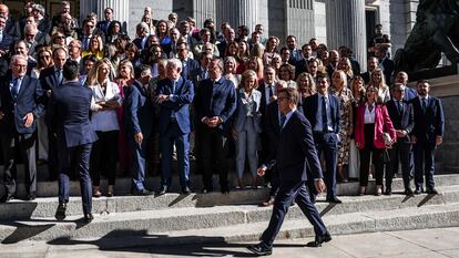 Alberto Núñez Feijóo se dirigía a hacerse la fotografía con los diputados populares en el exterior del Congreso, este viernes en Madrid.