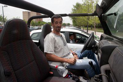 El doctor Pedro Cavadas  en el interior de su vehículo a la salida  del Hospital La Fe de Valencia.