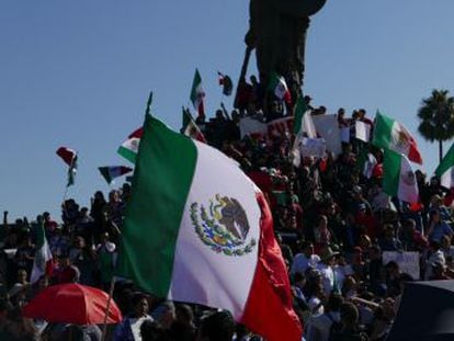 Unos 300 manifestantes marchan hacia el albergue donde se encuentra el grueso de la caravana de migrantes, que ha tenido que ser resguardado por la Policía local