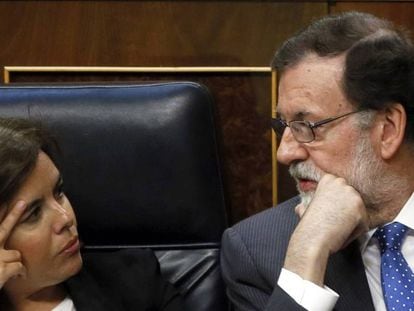 Mariano Rajoy junto a Soraya Sáenz de Santamaría. En vídeo, declaraciones de la presidenta del Parlament, Carme Forcadell.