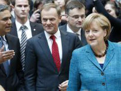 Anshu Jain (L-R), co-Chief Executive of Germany&#039;s Deutsche Bank AG, Polish Prime Minister Donald Tusk and German Chancellor Angela Merkel arrive for the presentation of the book &quot;Angela Merkel: Die Kanzlerin und ihre Welt&quot; (Angela Merkel - The Chancellor and Her World) in Berlin, April 22, 2013.    REUTERS/Fabrizio Bensch (GERMANY - Tags: POLITICS BUSINESS)