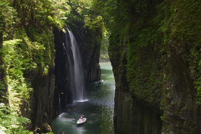 Ubicado entre montañas en la isla japonesa de Kyushu, Takachiho cuenta con bellos espacios naturales que evocan la leyenda de Amaterasu, la diosa del sol. Como esta garganta de origen volcánico, surcada por el río Gokase, que se puede recorrer en bote de remos (30 euros la hora). <a href="http://takachiho-kanko.info/" target="_blank">takachiho-kanko.info</a>