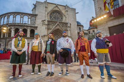 Varios hombres ataviados con el traje tradicional valenciano durante las Fallas de 2015.