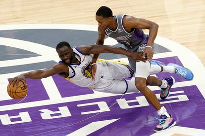 Draymond Green saca una falta al escolta de los Kings, De'Aaron Fox.