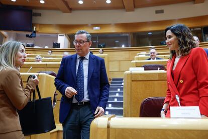 La presidenta de Extremadura, María Guardiola, el secretario general del PP de Madrid, Alfonso Serrano, y la presidenta de Madrid, Isabel Díaz Ayuso, en el Senado.