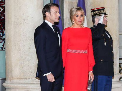 Emmanuel Macron y Brigitte durante un acto oficial a finales de marzo en París. 