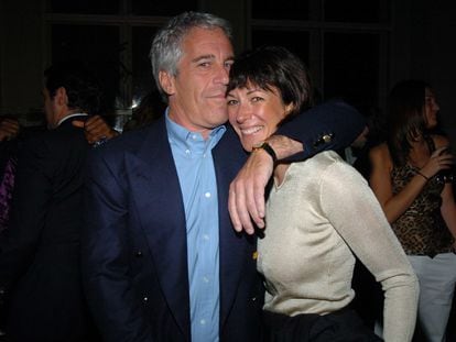 Jeffrey Epstein y Ghislaine Maxwell en Nueva York, en marzo de 2005.