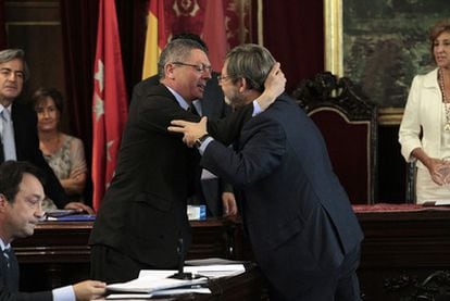 Alberto Ruiz-Gallardón saluda en el pleno de ayer a Lissavetzky (derecha).