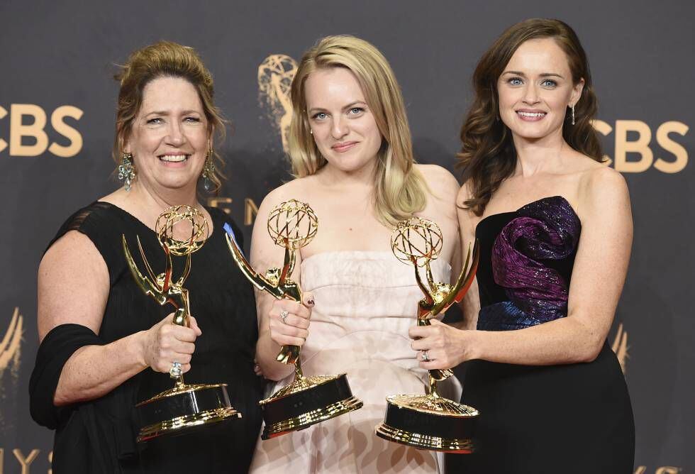 Ann Dowd, Elisabeth Moss y Alexis Bledel posan con sus premios Emmy por 'El cuento de la criada', en septiembre de 2017.