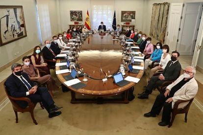 Pedro Sánchez preside la primera reunión del Consejo de Ministros tras la remodelación del Gobierno, el martes.