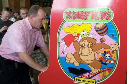 El productor Steve Sanders durante una partida de Donkey Kong en una máquina recreativa en 2009.