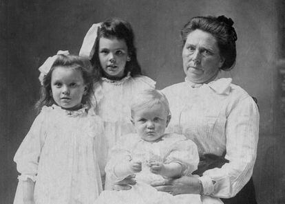 Belle Gunnes con (de derecha a izquierda) sus hijos Lucy, Myrtle y Philip, en 1904.