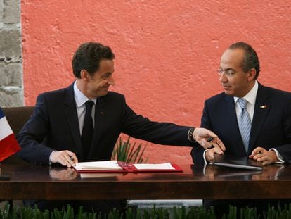 Nicolás Sarkozy y Felipe Calderón, durante la firma de un convenio, en Ciudad de México, el 9 de marzo de 2009.