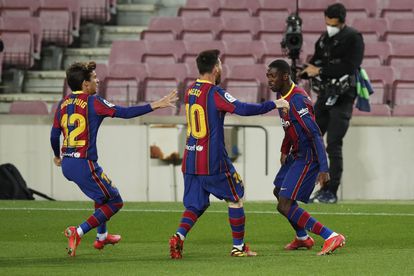 Riqui Puig and Messi come to congratulate Dembélé after his goal.