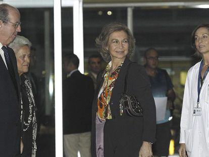 La reina doña Sofía al llegar al hospital.