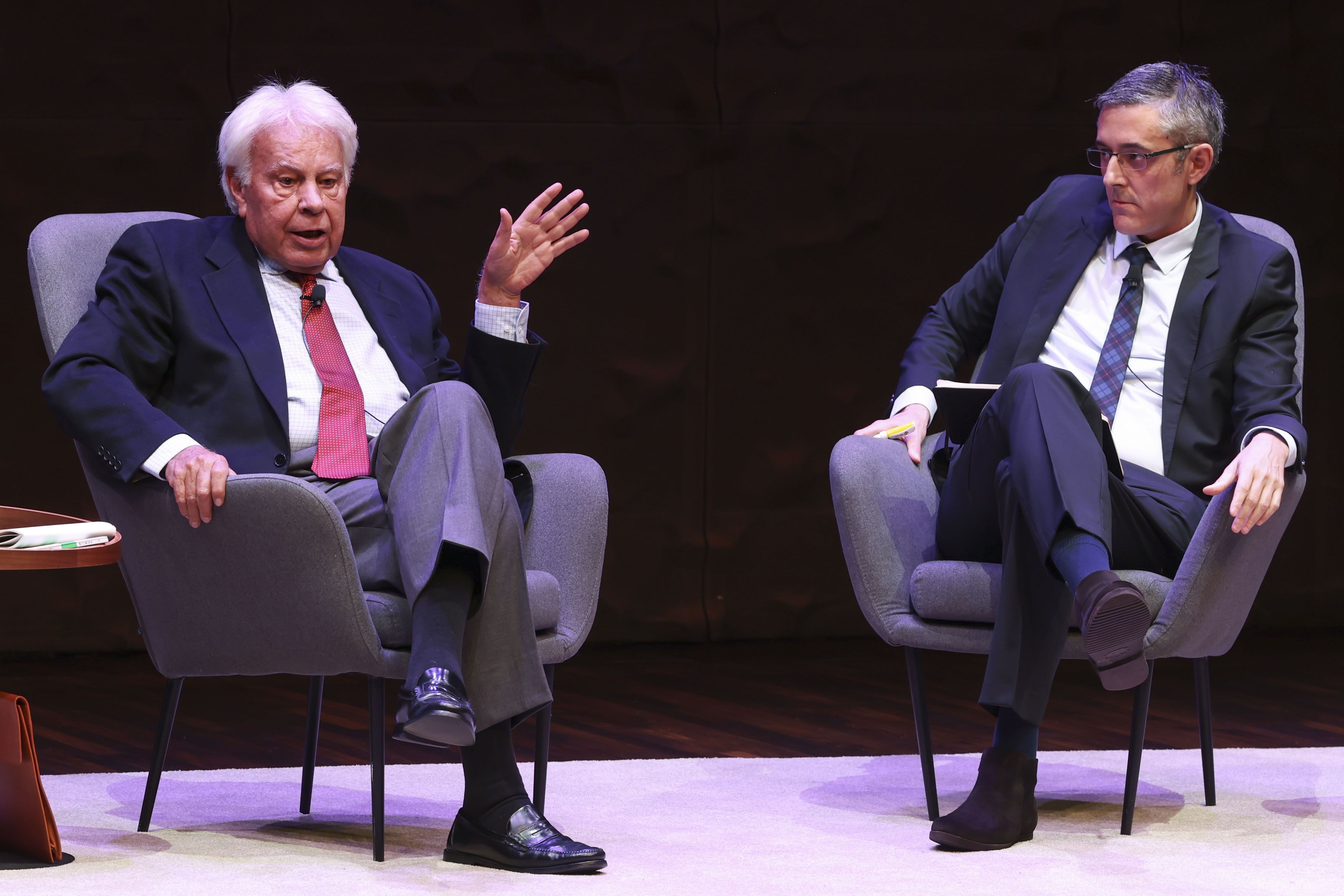 El expresidente del Gobierno Felipe González (izquierda) y el exdirigente socialista Eduardo Madina (d) participan en un homenaje a la Constitución, que cumple 45 años, este martes en Madrid.