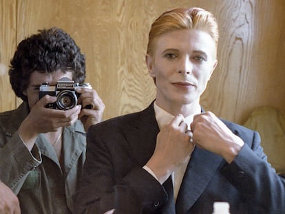 Geoff MacCormack fotografiando a David Bowie mientras jugaba con un espejo durante el rodaje de 'The Man Who Fell to Earth' (1976).