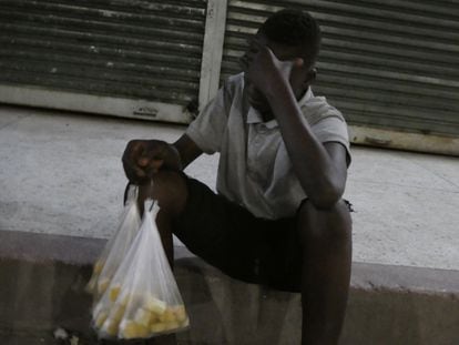 John (nombre ficticio), de 14 años, con una bolsa de la caña de azúcar que vende en las calles de Dar es Salam (Tanzania).