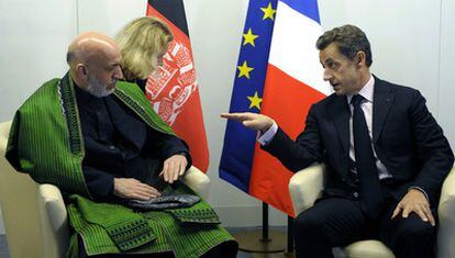 El presidente francés, Nicolas Sarkozy, esta mañana en Lisboa con el presidente afgano Hamid Karzai.