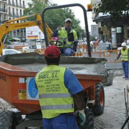 Trabajores de la construcción en una calle de Madrid.