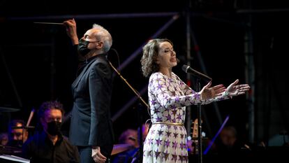 Concierto de Luz Casal y la Real Filharmonía de Galicia en la Plaza del Obradoiro de Santiago de Compostela.