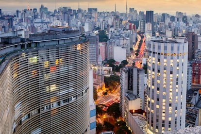 El perfil urbano de São Paulo, con el edificio Copan, de Oscar Niemeyer, en primer plano.