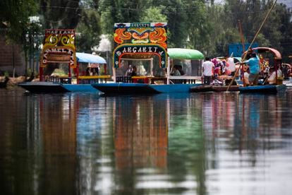 Turistas pasean en trajineras a través de los canales de Xochimilco en la Ciudad de México.