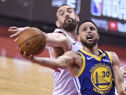 En vídeo, Marc Gasol intenta frenar a Stephen Curry.