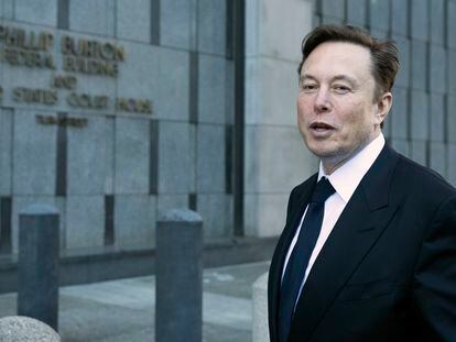 Elon Musk a la salida del juzgado de San Francisco tras declarar este martes por tercer día en el juicio sobre Tesla.