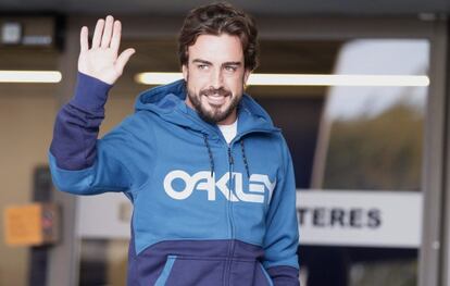 Fernando Alonso sortint de l'hospital.