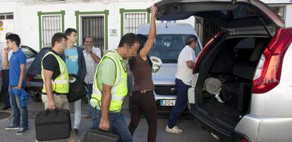 Miembros de la Polic&iacute;a Cient&iacute;fica, tras recoger pruebas en el domicilio de Ubrique donde fueron asesinados dos hermanos.