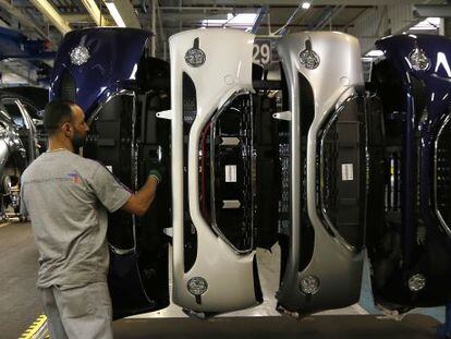 Operario en la f&aacute;brica de Peugeot en Poissy, cerca de Par&iacute;s.