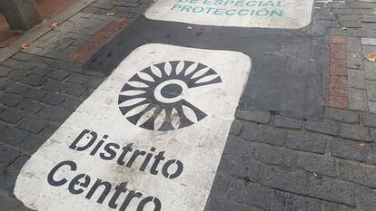 Una de las pintadas que advierten de la entrada en la zona de bajas emisiones de especial Protección Distrito Centro.