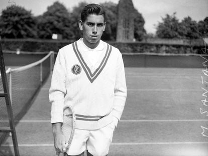 Manuel Santana, en 1953. El tenista retirado ha fallecido en Marbella a los 83 años de edad.