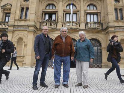 El alcalde de San Sebasti&aacute;n, Juan Karlos Izagirre, junto al expresidente de Uruguay, Jos&eacute; Mujica, y su mujer, la senadora Luc&iacute;a Topolansky.