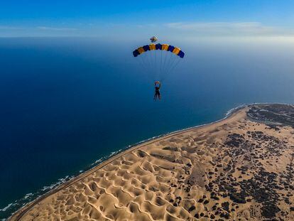 Paracaidismo en Maspalomas, en la isla de Gran Canaria.