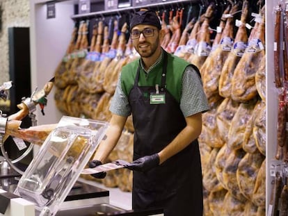 Mercadona invierte 29 millones en renovar los uniformes de sus trabajadores de tienda