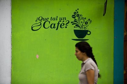 Una mujer pasa por delante de un cartel publicitario en Salento.