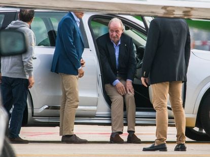 El rey Juan Carlos sube a uno de los vehículos que lo esperaban a pie de avión en el aeropuerto de Vigo, este jueves.