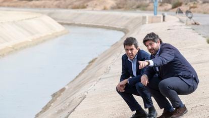 El presidente de la Región de Murcia, Fernando López Miras (derecha), y el presidente de la Comunidad Valenciana, Carlos Mazón, visitan el canal del trasvase Tajo-Segura, este jueves, a su paso por Alhama de Murcia.