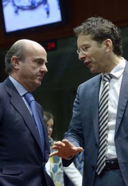 Luis de Guindos, con Jeroen Djisselbloem, en una reuni&oacute;n anterior del Eurogrupo.