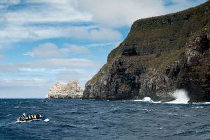 Un grupo de buceadores se dirige a la isla de Wolf, en las Galápagos (Ecuador).