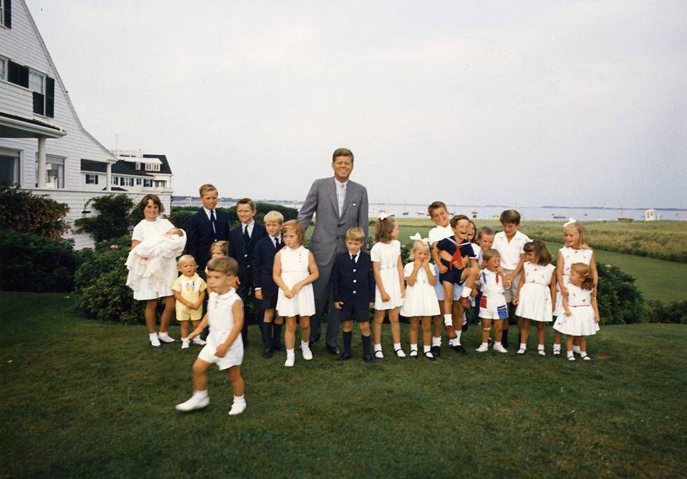 El expresidente John F. Kennedy con sus hijos y sobrinos, en Hyannis Port en 1963.